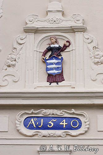 herb miasta Enkhuizen na fasadzie domu w Enkhuizen, Ijseemeer, Holandia