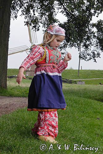 mała Holenderka w stroju ludowym w skansenie Buitenmuzeum przy Zuiderzeemuzeum w Enkhuizen, Ijseemeer, Holandia