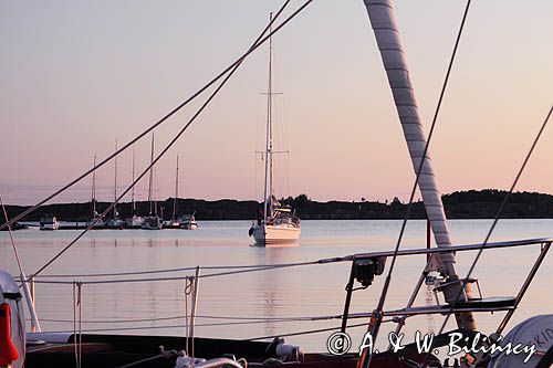 jacht wpływa o świcie do portu, wyspa Uto, szkiery Turku, Finlandia Uto Island, Turku Archipelago, Finland