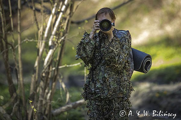 Fotograf przyrody w stroju maskującym