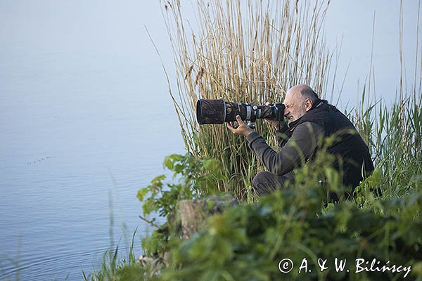 Fotograf przyrody z długim obiektywem