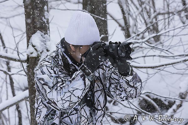 Zima, fotograf przyrody w stroju maskującym 