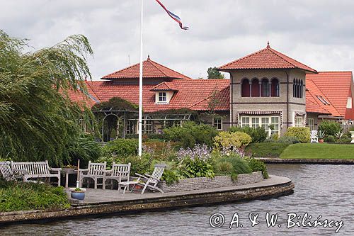 domy na polderze nad kanałem we Franeker, Holandia