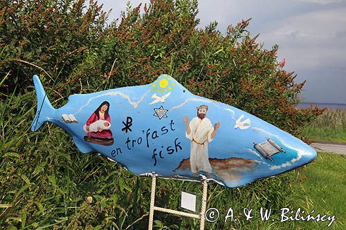 Rzeźba, malowana ryba przy kościele w Nederby na wyspie Fur, Limfjord, Jutlandia, Dania