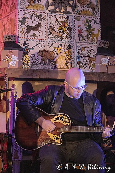 Szymon Chudy - gitary, koncert jubileuszowy z okazji 10- lecia Warsztatów Poezji Czynnej im Edwarda Stachury, pamięci Romana Kołakowskiego Wilcza Jama, Bieszczady