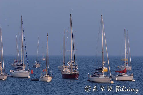 s/y Safran, Trismus 37, na boi przy wyspie Ille Saint Nicolas, Illes Glenan, Archipelag Glenan, Zatoka Biskajska, Bretania, Francja,