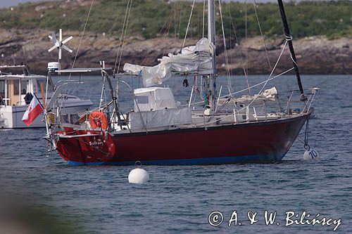 s/y Safran, Trismus 37, na boi przy wyspie Ille Saint Nicolas, Illes Glenan, Archipelag Glenan, Zatoka Biskajska, Bretania, Francja,