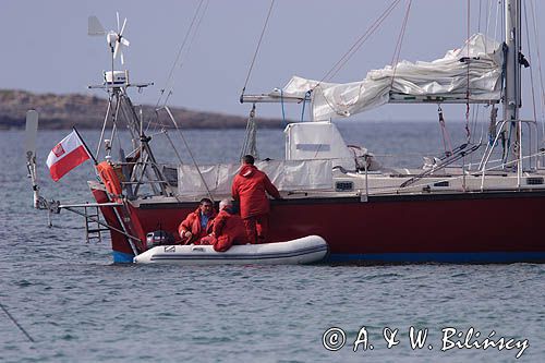 wizyta celników na s/y Safran, Trismus 37, na boi przy wyspie Ille Saint Nicolas, Illes Glenan, Archipelag Glenan, Zatoka Biskajska, Bretania, Francja,