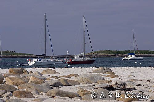 s/y Safran, Trismus 37, na boi przy wyspie Ille Saint Nicolas, Illes Glenan, Archipelag Glenan, Zatoka Biskajska, Bretania, Francja,