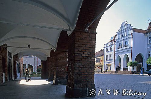 Gniew, widok spod podcieni Ratusza na plac Grunwaldzki