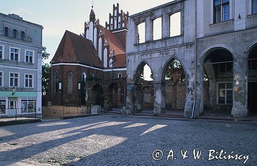 Gniew, gotycka kamienica i kościół św. Mikołaja