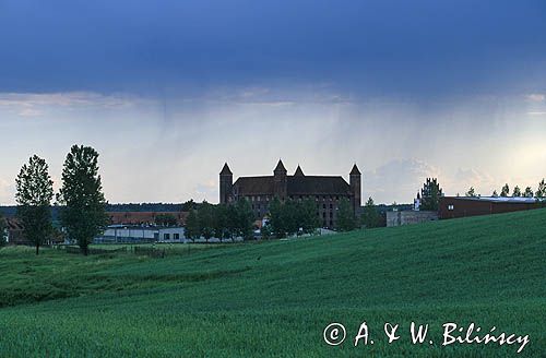 Gniew burza i deszcz nad zamkiem i miastem