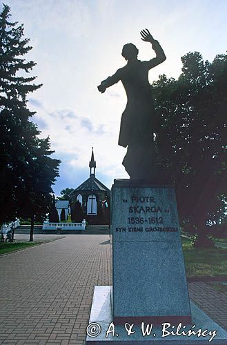 Grójec, pomnik Piotra Skargi i kościół św. Mikołaja