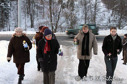 Święto Matki Bożej Gromnicznej, wieś Żłobek, Bieszczady, niesienie zapalonych gromnic do domu