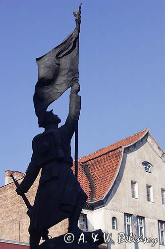 Grudziądz, pomnik żołnierza polskiego na Rynku Głównym