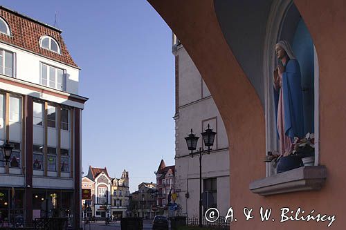 Grudziądz, sankturaium MB Łaskawej, Kościół parafialny p.w. św. Mikołaja, widok spod Kolegiaty na Rynek Główny