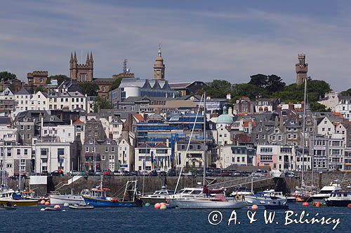 port i miasto St Peter Port na wyspie Guernsey, Channel Islands, Anglia, Wyspy Normandzkie, Kanał La Manche