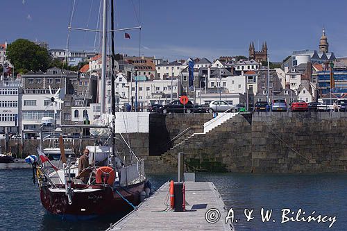 s/y Safran, Trismus 37, oczekiwanie przy pomoście pływającym na przypływ i wejście do portu St. Peter Port na wyspie Guernsey, Channel Islands, Anglia, Wyspy Normandzkie, Kanał La Manche