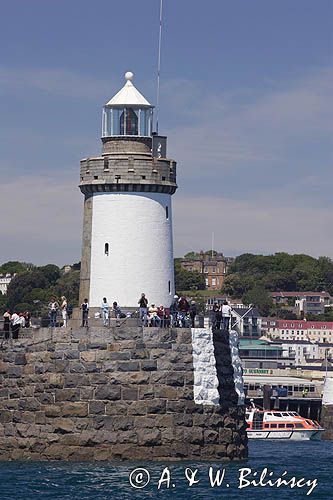 latarnia morska przy wejściu do portu St. Peter Port, wyspa Guernsey, Channel Islands, Anglia, Wyspy Normandzkie, Kanał La Manche
