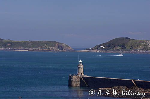 główka portu w St. Peter Port, wyspa Guernsey, w tle wyspy Herm i Jethou, Channel Islands, Anglia, Wyspy Normandzkie, Kanał La Manche