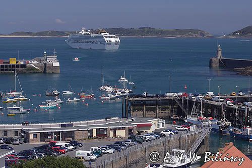 w St. Peter Port, wyspa Guernsey, w tle wyspa Herm, Channel Islands, Anglia, Wyspy Normandzkie, Kanał La Manche