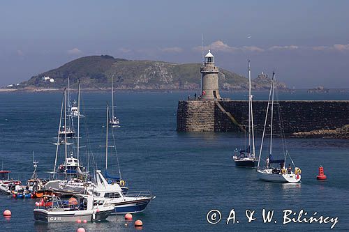 w St. Peter Port, wyspa Guernsey, w tle wyspa Jethou, Channel Islands, Anglia, Wyspy Normandzkie, Kanał La Manche