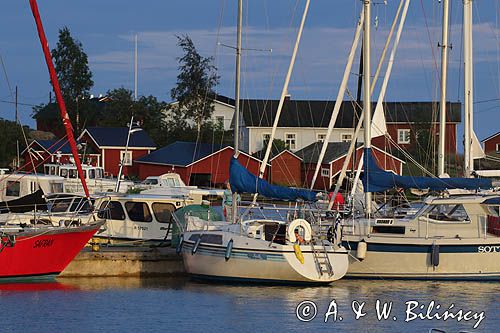 pomost dla jachtów w wiosce rybackiej na wyspie Haapasaari, Zatoka Fińska, Finlandia