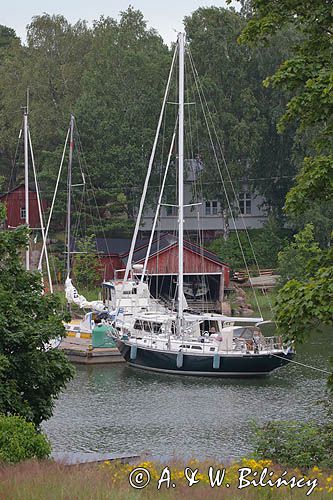 pomost dla jachtów w wiosce rybackiej na wyspie Haapasaari, Zatoka Fińska, Finlandia