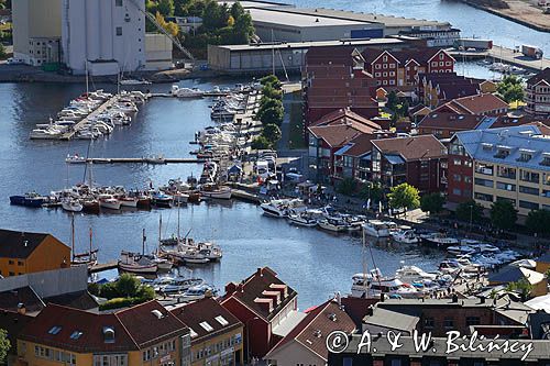 Widok na port jachtowy w Halden z lotu ptaka, z fortu - Twierdzy Fredriksten, Południowa Norwegia