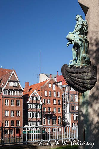 Hamburg, stara dzielnica portowa, zabytkowe kamienice i figura Neptuna, Niemcy, Hamburg Hohe Brücke Skulptur Neptun