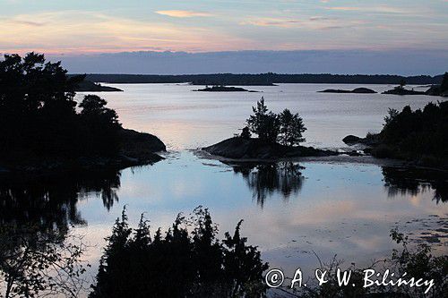widok z zatoki na wyspie Handelop Huvud, szwedzkie szkiery koło Vastervik, Szwecja