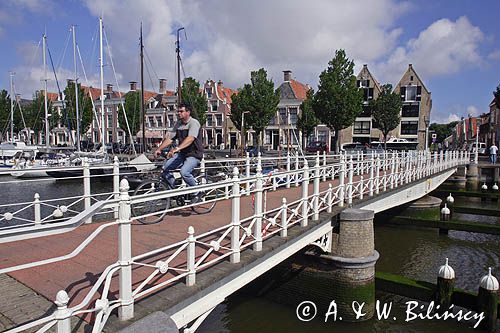 mostek w porcie w Harlingen, Holandia, Waddensee