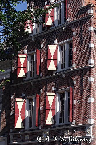okiennice w Harlingen, Holandia, Waddensee, dom urodzenia Simon Vestdeijk, pisarza