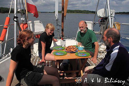 obiad w kokpicie safrana przy wyspie Haro, Szkiery Blekinge, Szwecja