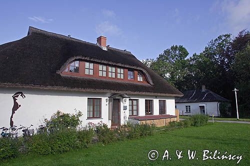 dom kryty strzechą w Kloster na wyspie Hiddensee, Mecklenburg-Vorpommern, Niemcy