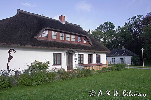 dom kryty strzechą w Kloster na wyspie Hiddensee, Mecklenburg-Vorpommern, Niemcy