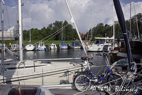port jachtowy w Kloster na wyspie Hiddensee, Bałtyk, Mecklenburg-Vorpommern, Niemcy