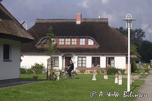 dom kryty strzechą w Kloster na wyspie Hiddensee, Mecklenburg-Vorpommern, Niemcy