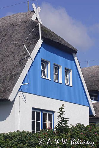 dom kryty strzechą w Kloster na wyspie Hiddensee, Mecklenburg-Vorpommern, Niemcy