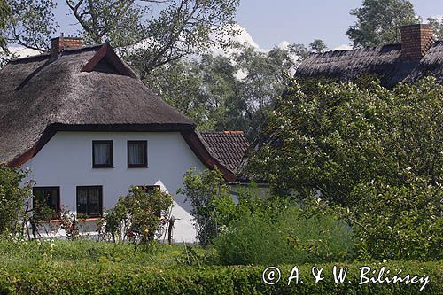 dom kryty strzechą w Kloster na wyspie Hiddensee, Mecklenburg-Vorpommern, Niemcy