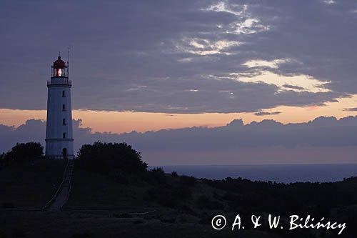 latarnia morska na północnym krańcu wyspy Hiddensee, Mecklenburg-Vorpommern, Niemcy, o świcie