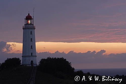 latarnia morska na północnym krańcu wyspy Hiddensee, Mecklenburg-Vorpommern, Niemcy, o świcie