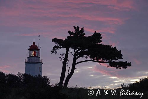 latarnia morska na północnym krańcu wyspy Hiddensee, Mecklenburg-Vorpommern, Niemcy, o świcie