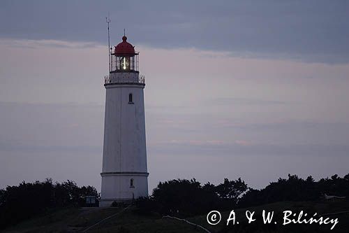 latarnia morska na północnym krańcu wyspy Hiddensee, Mecklenburg-Vorpommern, Niemcy, o świcie