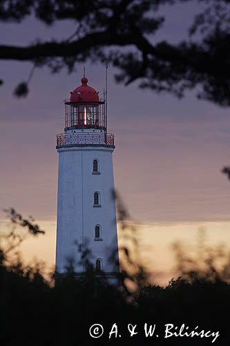 latarnia morska na północnym krańcu wyspy Hiddensee, Mecklenburg-Vorpommern, Niemcy, o świcie