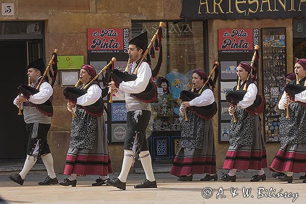 Stroje ludowe, orkiestra, dudy, Oviedo, Asturia, Hiszpania