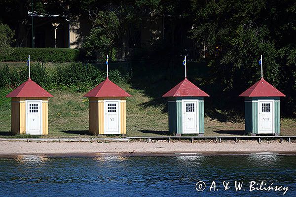 Domki kąpielowe na plaży w Hjo nad jeziorem Vattern, Weter, Szwecja