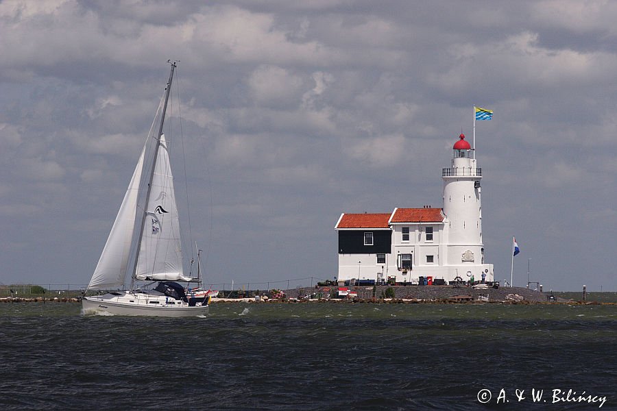 jacht i latarnia morska na Ijsselmeer, Holandia