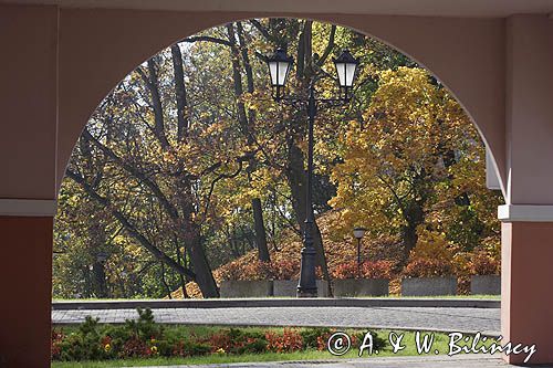 Iława, widok na park spod arkad Ratusza