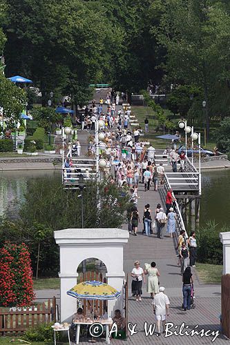 Inowrocław, deptak, mostek na stawie
